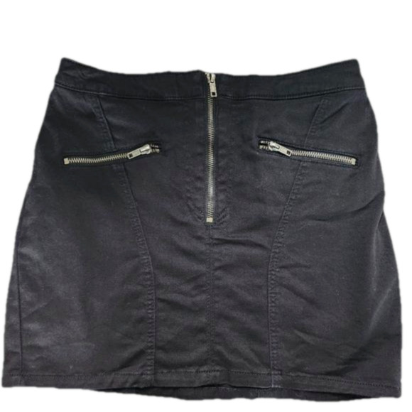 Divided Black Mini Skirt with Front Zipper and Zippered Pockets Size 8 - Picture 1 of 7